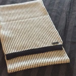 Coach blk and white wool tuck stitch scarf